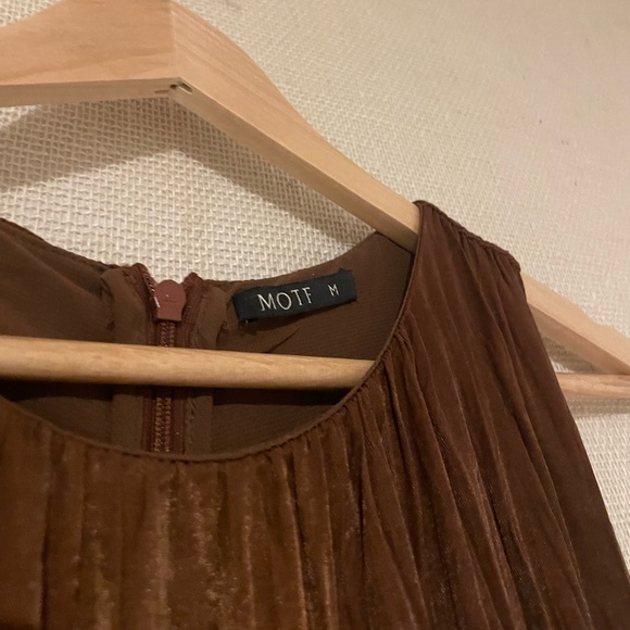 PLEATED BALLOON LEG JUMPSUIT - Picture 3 of 12